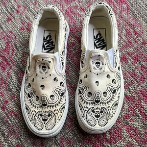 Slip-on Vans with skull pattern